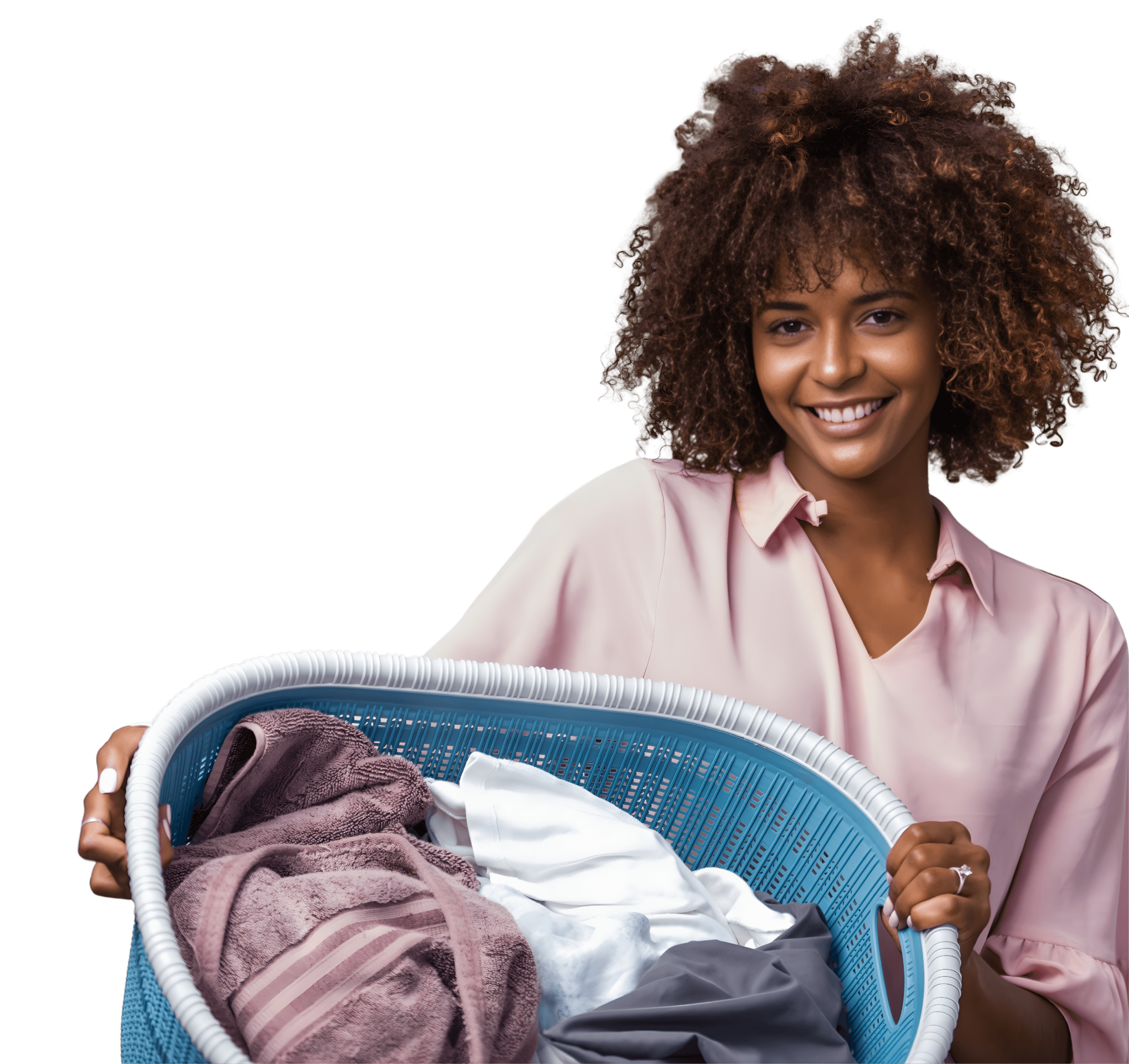 Mulher sorrindo com cesto de roupas